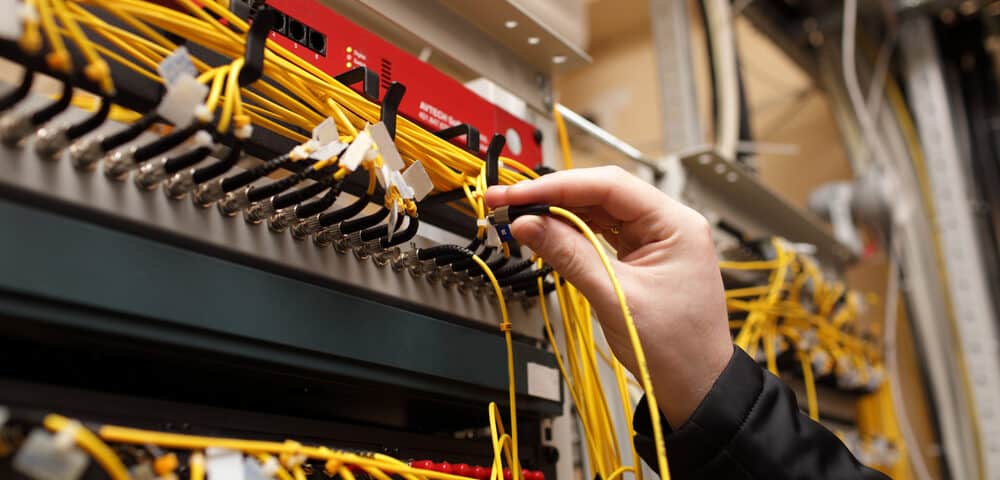 installing-of-fiber-cable-1000×480 installing-of-fiber-cable